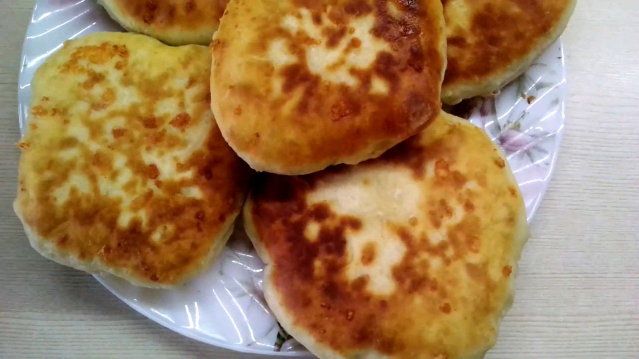 Быстрые кефирные лепёшки с зелёным луком вместо пирожков.