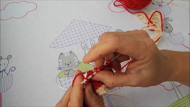 Шапочка чепчик  с рисунком  на спицах 1 часть