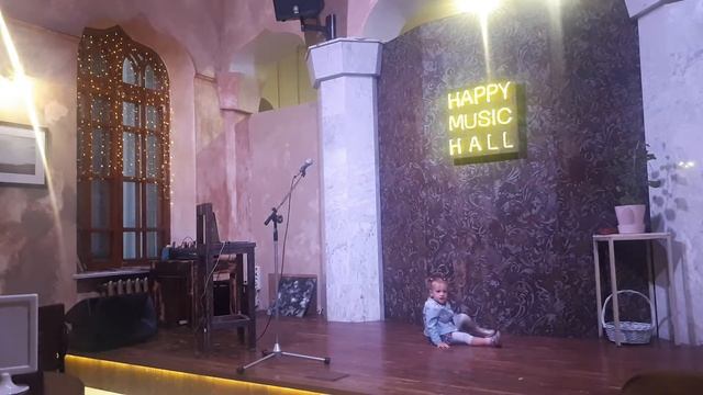 Девочка танцует в кафе смотреть онлайн