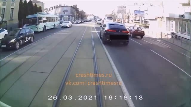 Когда ты водитель трамвая. Протаранил новенький BMW смотреть онлайн