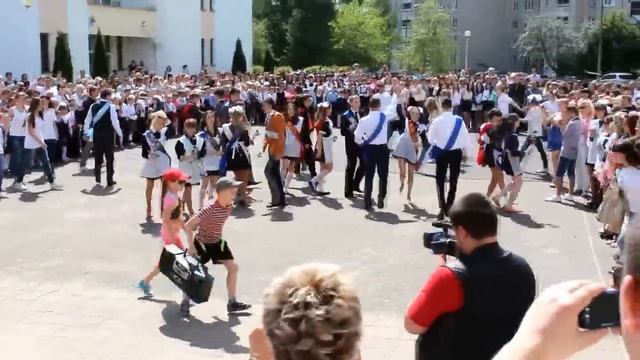 Самый трогательный выпускной вальс и шикарный флешмоб. СШ №20 смотреть онлайн
