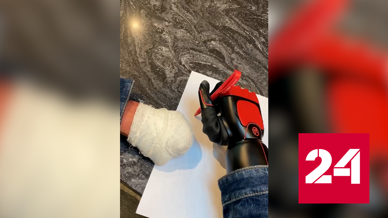 Костомаров написал слово "мама" при помощи протеза - Россия 24