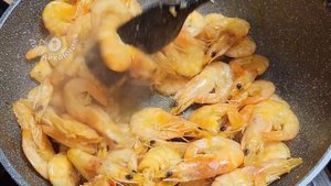 Как вкусно приготовить КРЕВЕТКИ.  Жареные креветки с чесноком. Как правильно пожарить креветки.