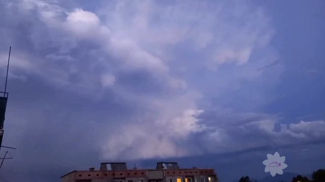 Грозовые облака.Молния выглядит впечатляюще. смотреть онлайн