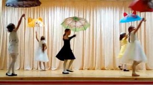 Танец с зонтиками в Пелемешском доме культуры