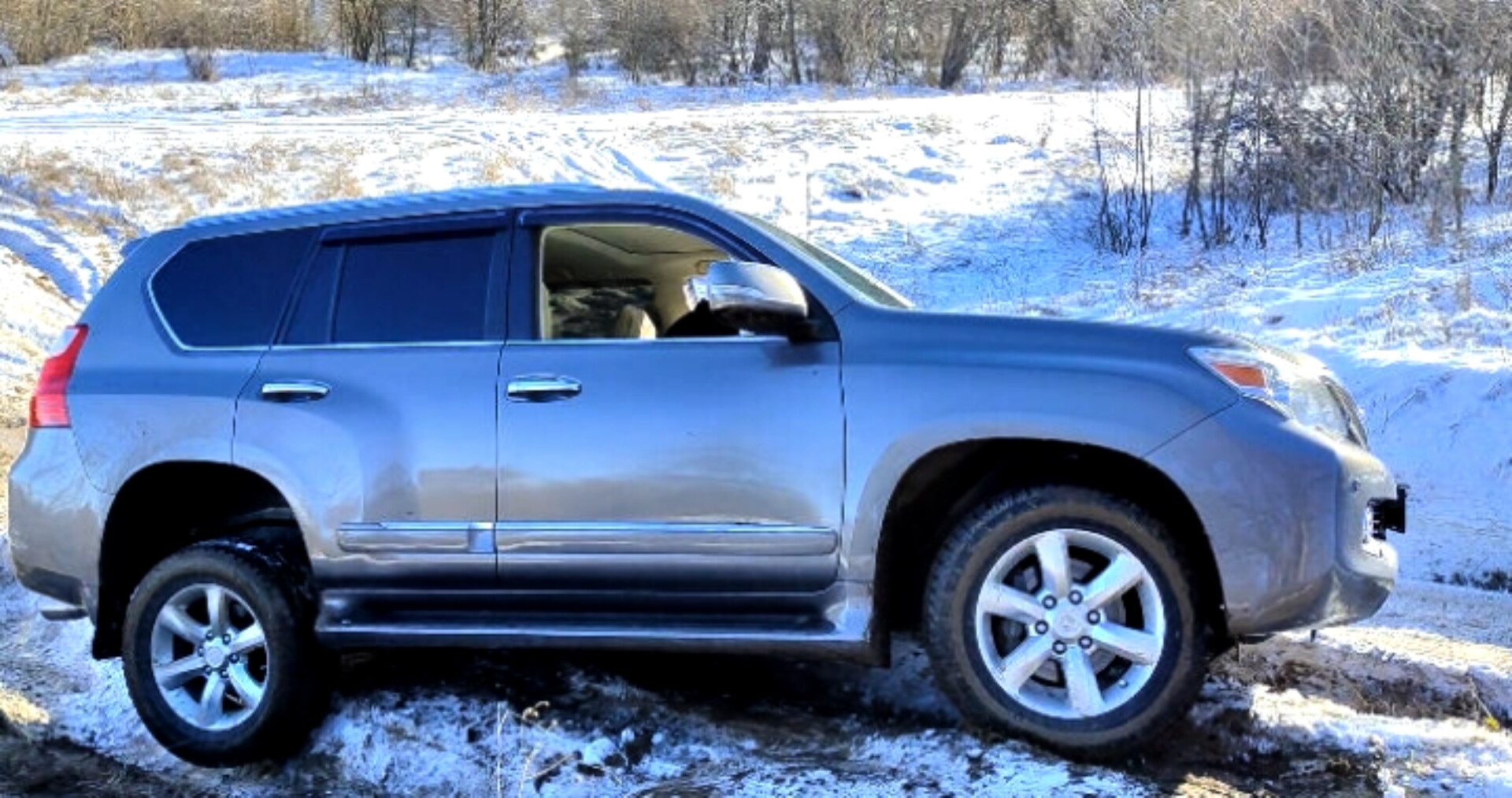 Покорение ледяного подъема Lexus GX 460 против Range Rover Sport / Скользкий подъем +зимняя резина. смотреть онлайн