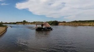 Катамаран с большой боковой платформой в движении под мотором 6 л.с. | Си Фишер 550