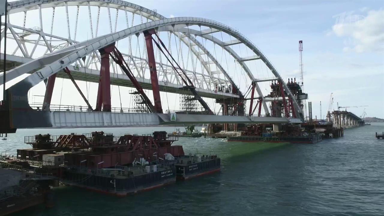 Автомобильная арка установлена на опоры моста через Керченский пролив