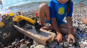 Дети и игрушки. Машинки, песок и вода. МанкиТайм