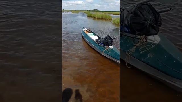 Очень низкий уровень воды,  тащу байдарку за верёвку