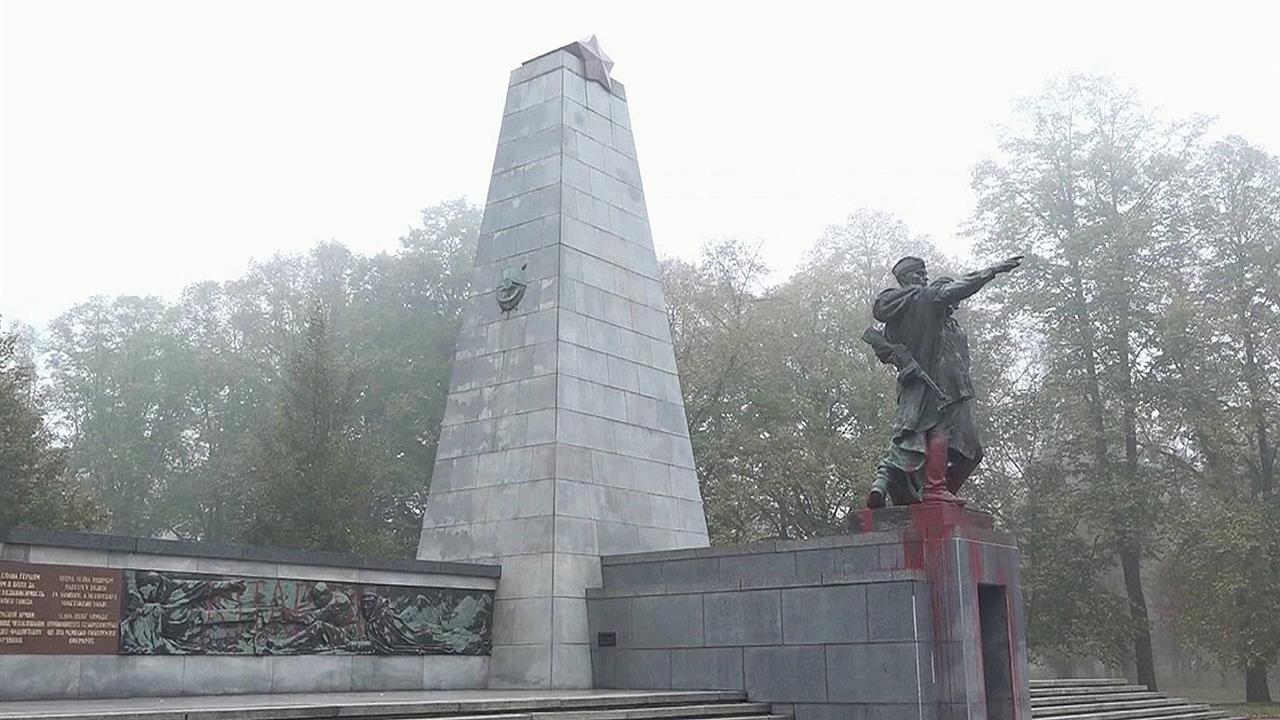 В чешском городе Брно вандалы облили краской памятник на почетном захоронении павших солдат