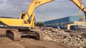 Демонтаж бетона. Работа гусеничного экскаватора.