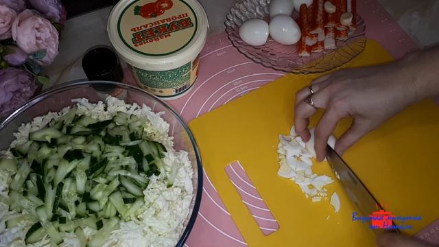 Салат с крабовыми палочками, капустой и кукурузой/ Крабовый салат