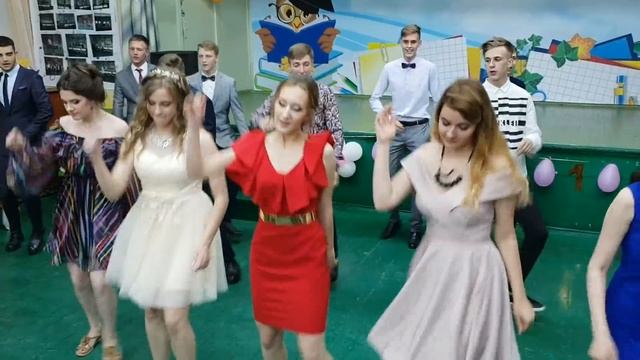 Зажигательный 11 Б класс. Выпускной в Минераловодской школе 7. Выпуск 2018 год смотреть онлайн