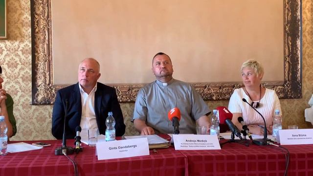 Meli, sīkie tizleņi, vergturi un Mediņa bērnība – garīdznieks atspēko pārmetumus Bruknas lietā смотреть онлайн