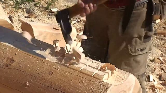 Рубка последнего бревна деревянного дома