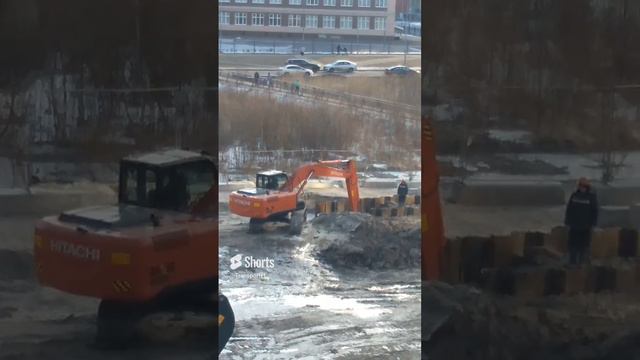 Затопленная траншея   Экскаватор вытаскивает воду #Shorts
