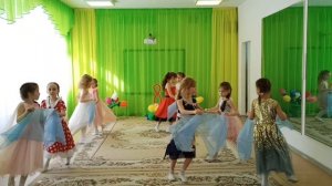 Танец девочек 8 Марта 10 подготовительная группа