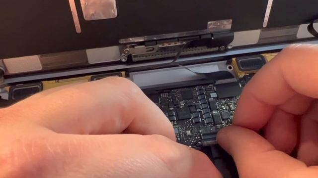 MacBook 12" 2016 A1534 öffnen und Flexkabel / Flachkabel Touchpad Tastatur tauschen. смотреть онлайн