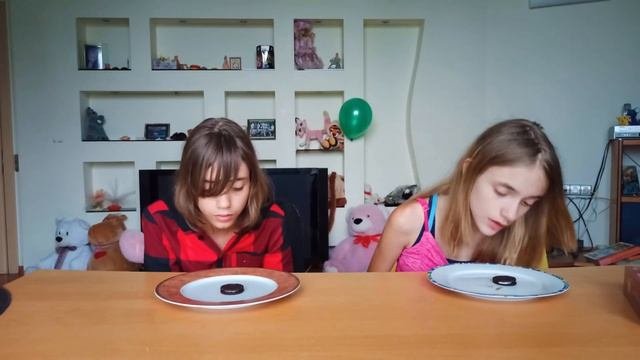 СЪЕШЬ или ПРОИГРАЙ ! ЧЕЛЛЕНДЖ БЕЗ РУК от Стеф и Сем