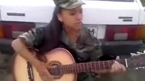 Красивая девушка в форме поет