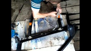 Как заменить трос ел.стеклопд.AUDI A4 B6/montaz zamiana linki podnosnika szyby przod!!;