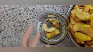 Айва маринованная . Мarinated quince . Marinə edilmiş heyva .