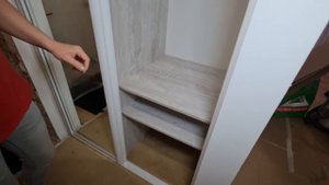 Простой шкаф-купе в прихожую с зеркальными дверьми