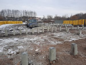 Забивка 115 ЖБ свай фундамента дома из газобетона.