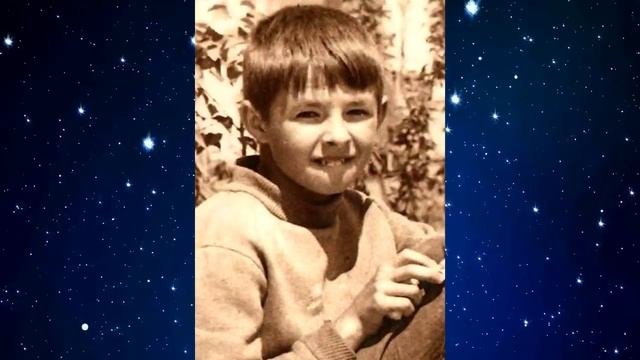 Куда уходит детство в какие города? И где найти нам средство чтоб вновь попасть туда...