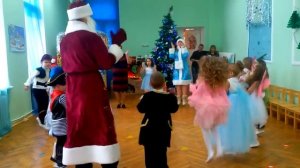 8 Танец - "Новогодняя считалка" ("И раз, два, три, сколько мальчиков хороших посмотри...")