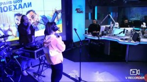 Это девочка поёт,а все думают мальчик