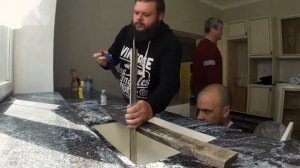 Будни камнеобработчиков: Сложный монтаж столешницы из гранита Гранатовый Амфиболит