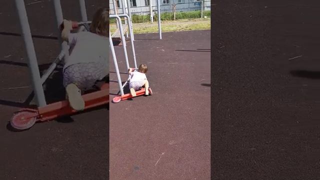 учится кататься на самокате смотреть онлайн