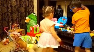 Дети играют в доктора. Артём лечит любимого котика.
