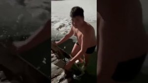 Сын купается в пруду