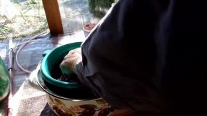 Отделение сусла от мезги для дальнейшего брожения в десяти литровых бутылях