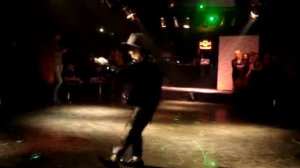 Boy dancing like Michael Jackson.  Мальчик танцует как Майкл Джексон