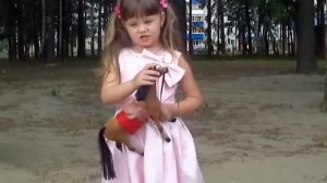 "Лошадка  Зорька" . Исполняет Сырятова Настя, 4 года.