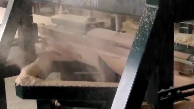 Нарезка паза. Производство оцилиндрованного бревна Челябинск, Екатеринбург, Уфа смотреть онлайн