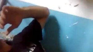 кавказец красиво поет под гитару