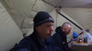 Лещ гигант , не лезет в лунку ! Рыбалка в марте на реке Ишим !