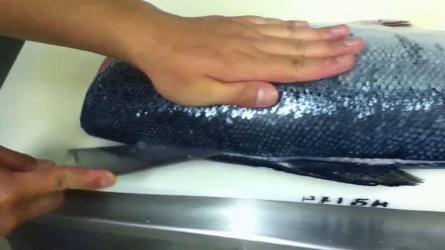 Как быстро разделать рыбу (лосось) смотреть онлайн