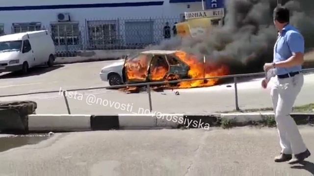 Жесть как горит: в Новороссийске загорелась машина с газовым оборудованием 29.06.2021 смотреть онлайн