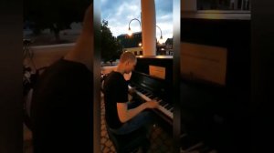 уличная игра на фортепиано.