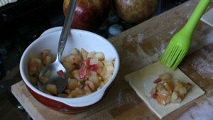 Пирожки из слоёного теста с яблоками