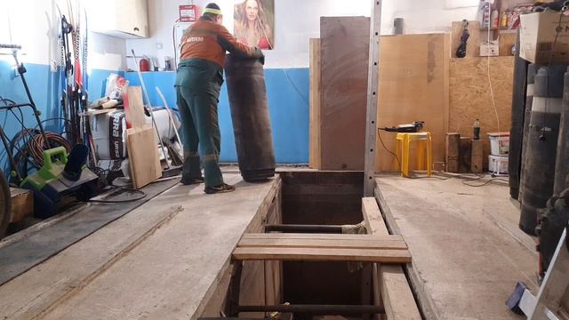 ?Стелю транспортерную ленту на пол?Разметка и нарезание при помощи болгарки?Обустройство гаража