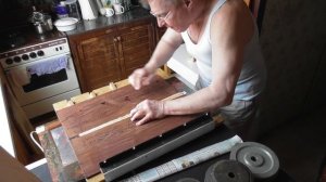 Склеивание в приспособлении двух половинок дек в одну(видео №818).