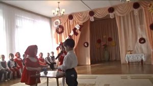 песню "Весёлый колокольчик" исполняет Полина 3 года