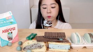 ASMR CVS Mint Chocolate Mukbang 편의점 파리바게트 베라 디저트? 민트초코 먹방 Korean Convenience Store Dessert 민초 마카롱 도